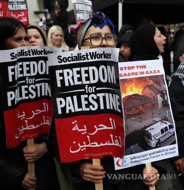 $!Manifestantes pro palestinos realizan una vigilia en las afueras de Downing Street en Londres, para mostrar su solidaridad con el pueblo de Gaza.