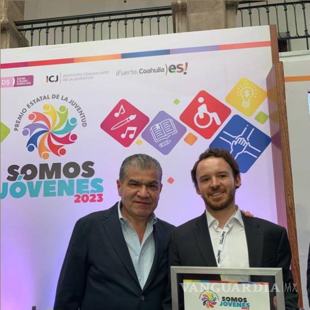 $!David recibiendo el Premio Estatal de la Juventud de las manos del gobernador Miguel Riquelme.