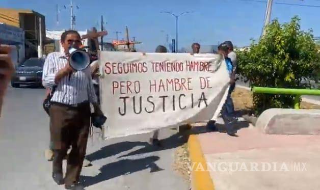 $!El grupo avanzó por la ciudad, mientras su líderes lanzaban consignas.