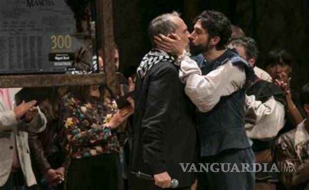 Miguel Bosé y Benny Ibarra se besan en el teatro