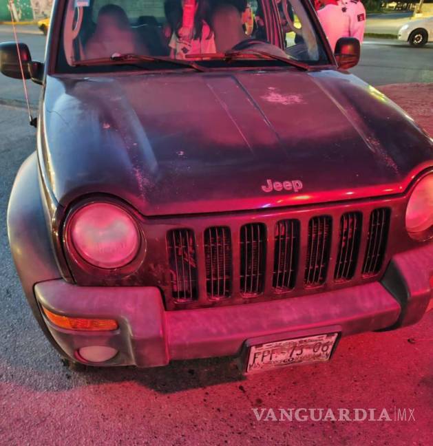 $!La camioneta con la que la mujer arrolló al pequeño.