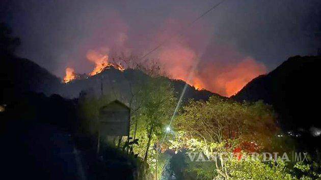 $!‘Fuera control’ incendio en Sierra de Santiago: Protección Civil de NL