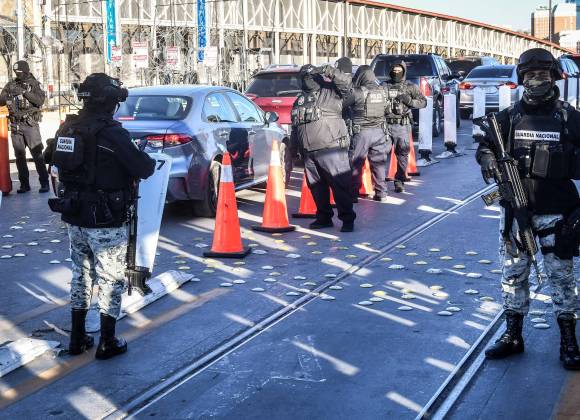 Viven vacacionistas ‘viacrucis’ para cruzar a Estados Unidos