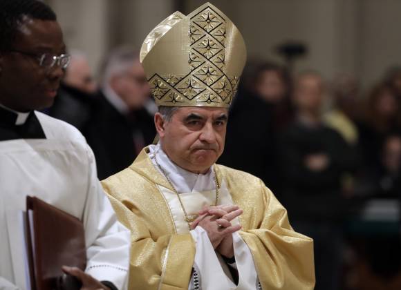 El cardenal Angelo Becciu, condenado por el escándalo inmobiliario del Vaticano, se retira del cónclave