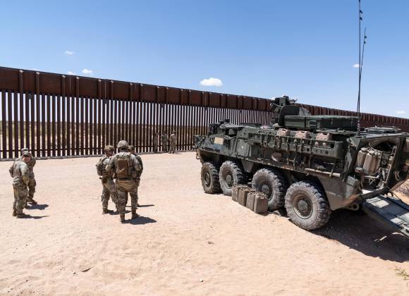 Dentro de la frontera militarizada de EU, hay un desplome histórico de la llegada de inmigrantes