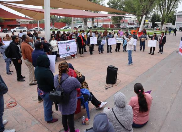 Morenistas protestan en Presidencia Municipal contra extensión de contrato a Aguas de Saltillo