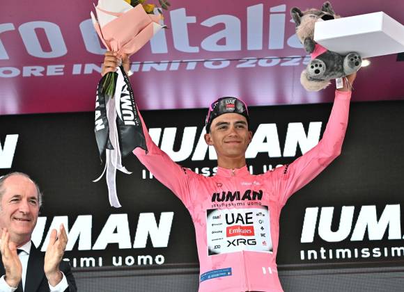 Isaac del Toro cierra la semana como líder del Giro de Italia 2025