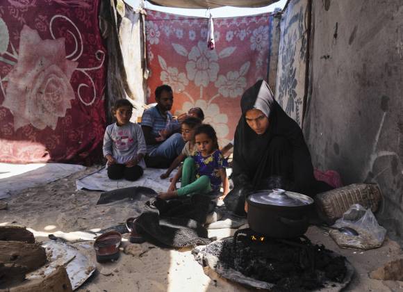 Madres y sus bebés enfrentan inanición en Gaza, donde hospitales están desbordados