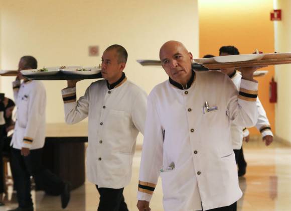 Aprueban Diputados reforma para prohibir pago con solo propinas; obligan a recibir un salario mínimo