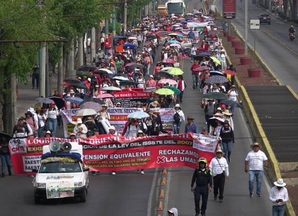 Despliegan dispositivo de seguridad en AICM: manifestantes de la CNTE llegan a aeropuerto