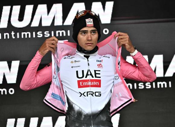 Isaac Del Toro da otro golpe en el Giro de Italia y se afianza como líder tras caída masiva