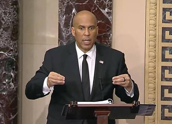 ¿Puede el discurso de Cory Booker de más de 25 horas movilizar una resistencia contra Donald Trump?