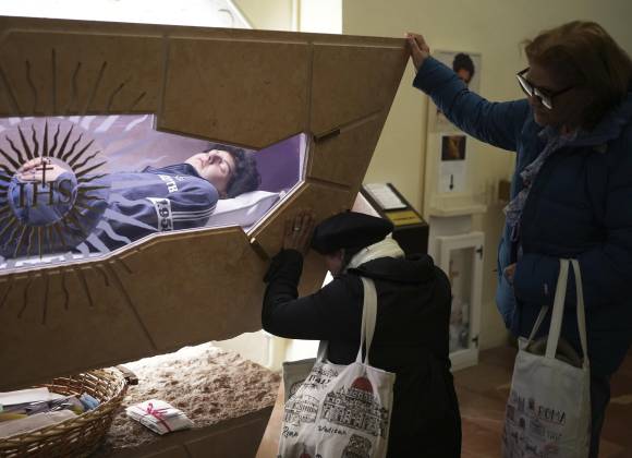 Ante la muerte del Papa, se queda pendiente canonización del primer santo millennial, Carlo Acutis