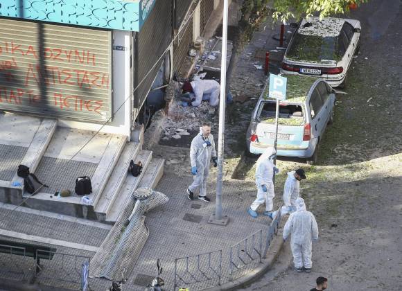 Muere mujer en Grecia al explotarle bomba que llevaba; investigan posible relación con grupos extremistas