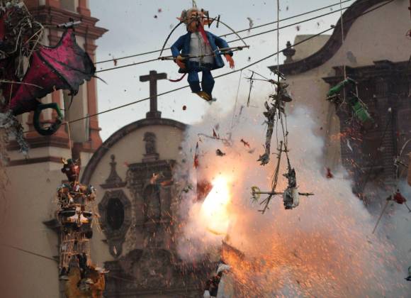 El significado del Sábado de Gloria: día en que se ‘aparece el diablo’, queman a Judas y la gente se moja