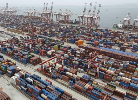 Empresas y consumidores se adelantan a los aranceles de Trump y déficit comercial se dispara