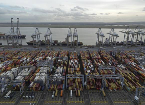 EU realiza acuerdo comercial con Reino Unido; mantendrá el arancel del 10% sobre sus productos