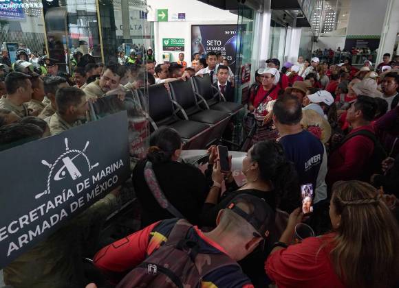 Así fue el portazo de la CNTE en el AICM; manifestantes se retiran
