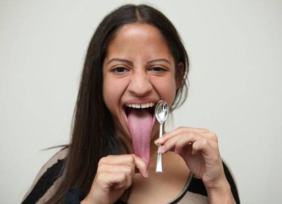Esta mujer busca el récord Guinness... de la lengua más larga del mundo