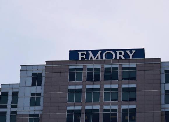 Caso de mujer embarazada con muerte cerebral mantenida con vida en Georgia plantea dudas difíciles