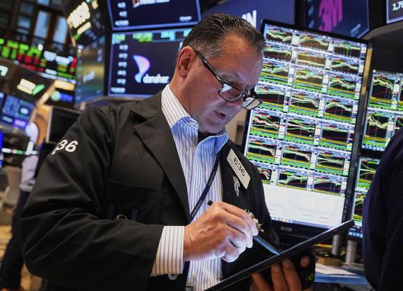 El dólar enfrenta presión tras salida de Estados Unidos de la AAA