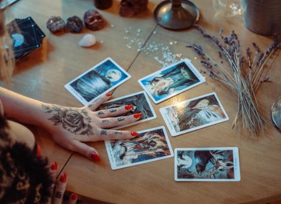 ¿Cómo funciona la lectura del tarot? Descubre el significado de las cartas y su poder interpretativo