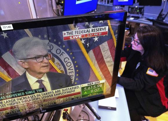 Tras constantes críticas de Trump, Powell defiende marco regulatorio de la Fed