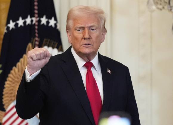 Avanza Trump en múltiples caminos de represalia: algunos ceden, otros resisten