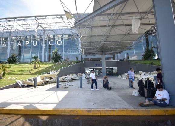 Evacuan en vuelo humanitario desde Aeropuerto de Acapulco a turistas varados por Otis