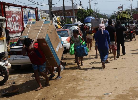 Entre la rapiña, buscar comida y a familiares, principal angustia de un Acapulco devastado por el huracán Otis
