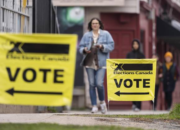 Inician las votaciones para las elecciones generales en Canadá ensombrecidas por Trump