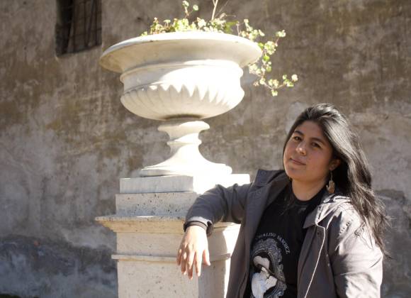 ‘En la literatura nos tenemos que disfrazar para salir al mundo’: Karina Sosa presenta su novela ‘Orfandad’