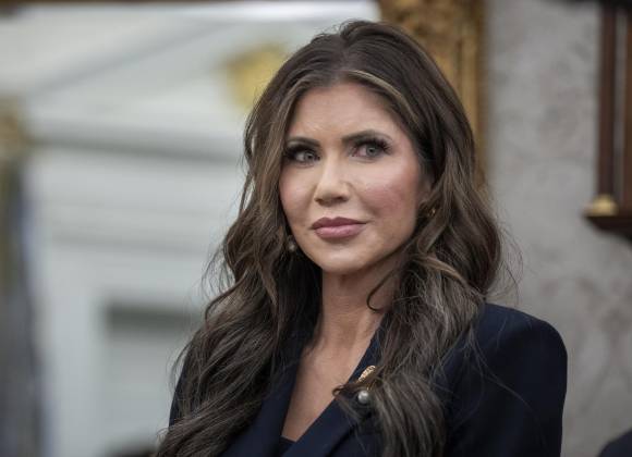 Roban el bolso de Kristi Noem, secretaria de Seguridad Nacional de EU, con 3,000 dólares en efectivo