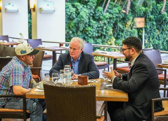 Chris Van Hollen, senador demócrata estadounidense, logra reunirse con el salvadoreño Kilmar Ábrego