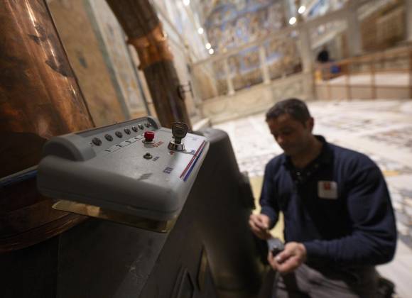 Trabajadores del Vaticano instalan la estufa donde se quemarán los votos durante el cónclave