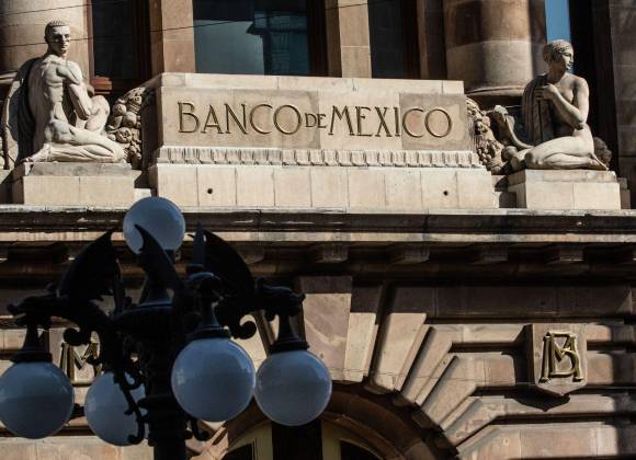 Presión internacional afecta al peso mexicano en medio de volatilidad: analista