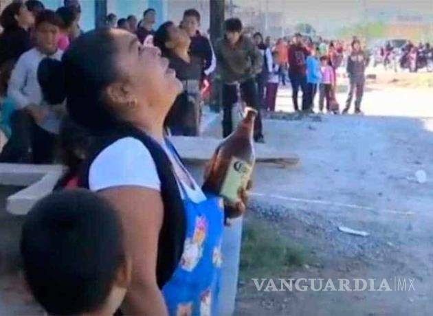 $!Mujer intenta salvar a 'suicida' con una caguama en Torreón