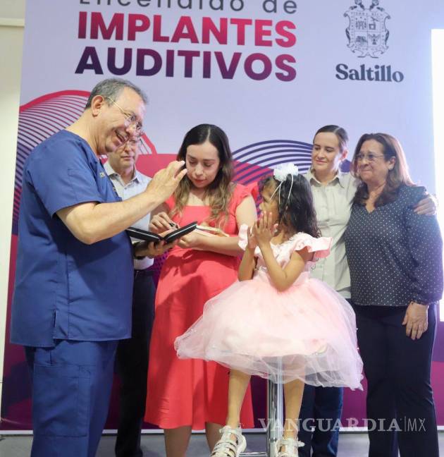 $!El doctor Marcelino Covarrubias Tavera explicando a las familias el funcionamiento de los implantes cocleares y otros dispositivos auditivos.