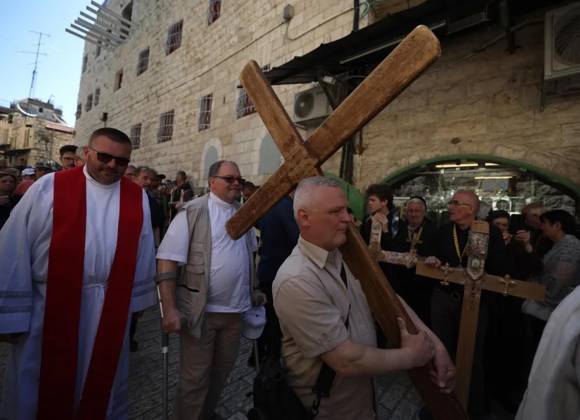 Peregrinos no renuncian a la Semana Santa, a pesar de la guerra, en la Ciudad Vieja de Jerusalén