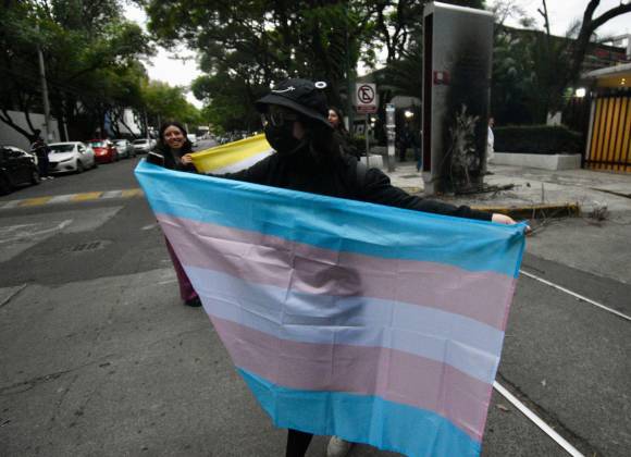 Personas trans en situación de calle protestan afuera del INVI-CDMX; exigen viviendas dignas