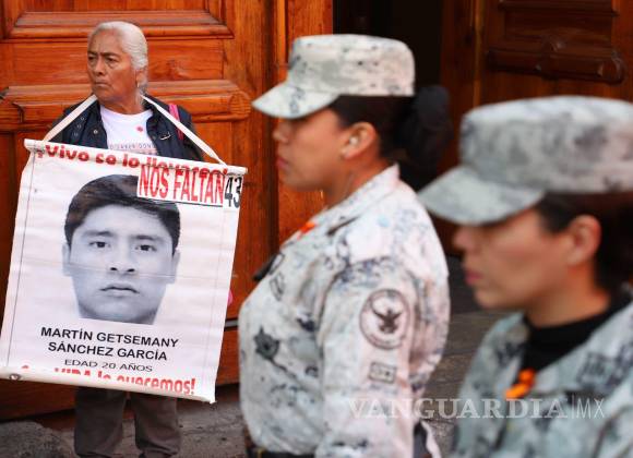 Padres de los 43 normalistas de Ayotzinapa se reúnen con Sheinbaum por ...