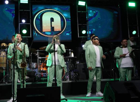 Tropicalísimo Apache se lleva la noche en la Saltillo 2000, donde miles de fans recordaron viejos tiempos