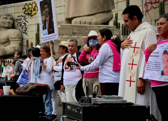 Marchan madres buscadoras en la CDMX durante el Día de las Madres para exigir justicia por sus desaparecidos