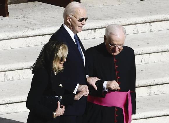 Biden acusa a Trump de apaciguar a Putin con presión sobre Ucrania