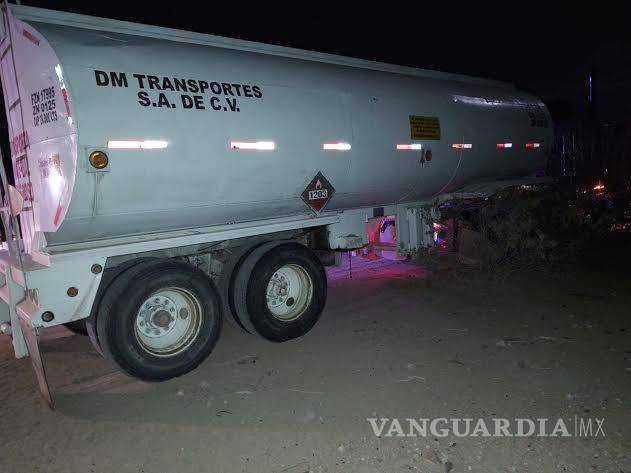 $!Hallan pipa abandonada con diésel en la carretera Saltillo-Torreón