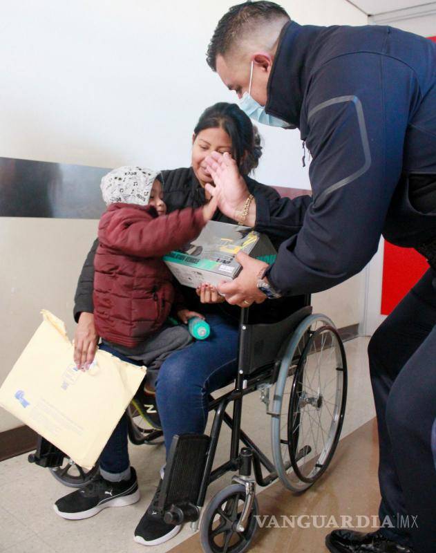 $!Uniformados acudieron a la Clínica de Alta Especialidad del IMSS, donde hicieron la entrega de juguetes a niños enfermos.