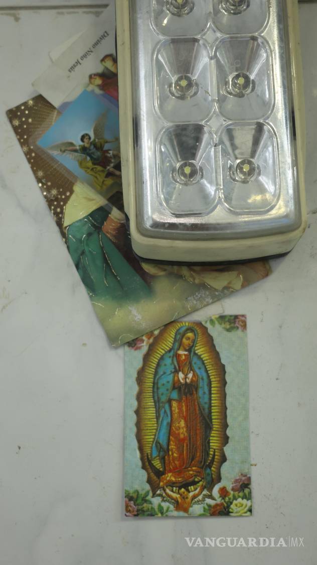 $!Imágenes religiosas como la Virgen de Guadalupe acompañan a los embalsamadores en su jornada. Entre planchas de granito y químicos, la fe también se hace presente en el espacio de trabajo.
