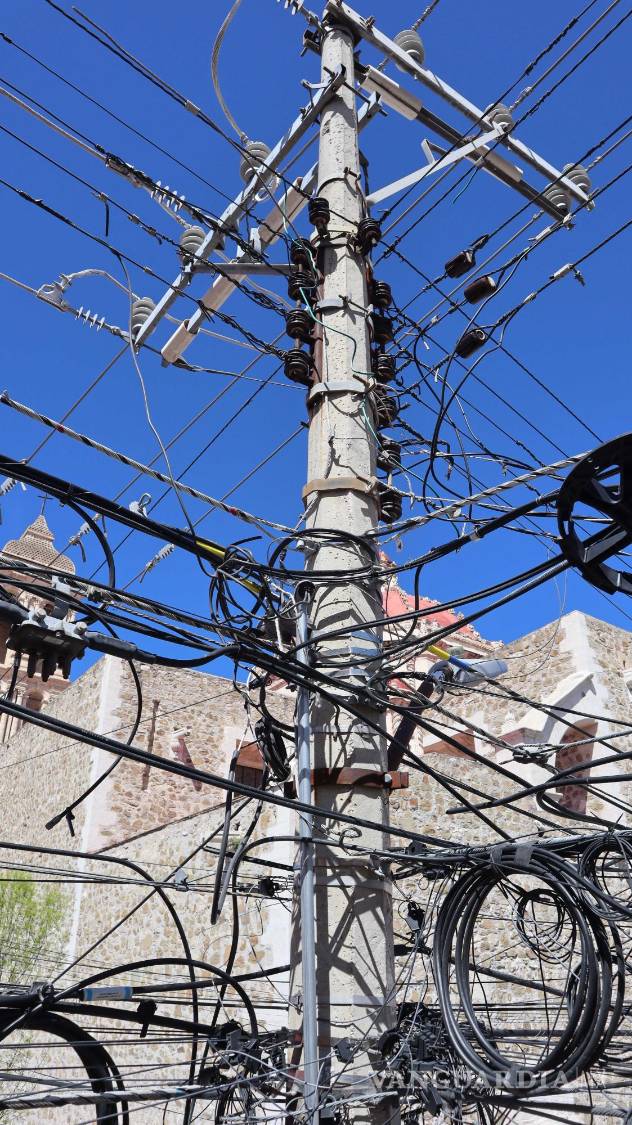 $!Toneladas de cable sin uso cuelgan de los postes en toda la ciudad.