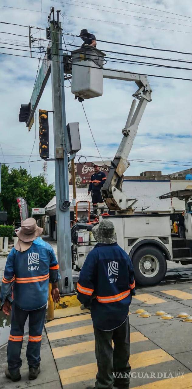$!Personal de SIMV realiza labores en la red de semáforos tras las lluvias; el organismo reportó 36 intervenciones especiales al cierre del jueves.