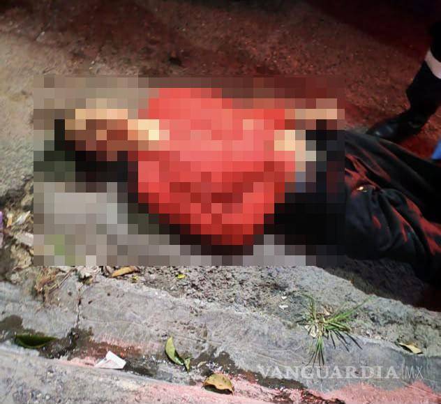 $!Paramédicos de la Cruz Roja brindaron atención prehospitalaria a un motociclista de 26 años que resultó gravemente lesionado tras impactarse contra un árbol en calles de la colonia Ojo de Agua.